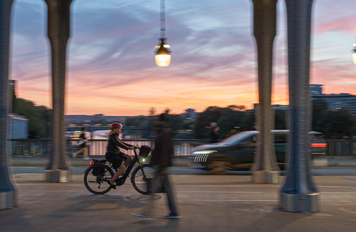 Cycliste sur le pont Bir-Hakeim à Paris avec coucher de soleil
