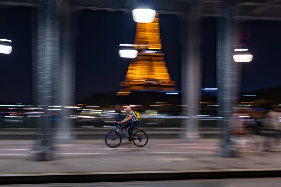 Cycliste sur le pont Bir-Hakeim à Paris avec vue Tour Eiffel