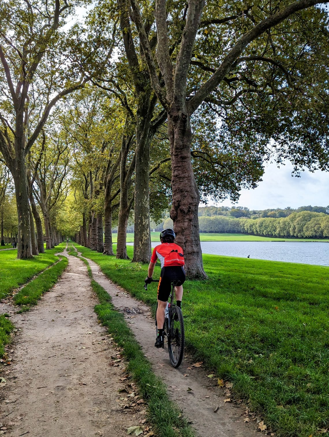 Cycliste gravel à Versailles