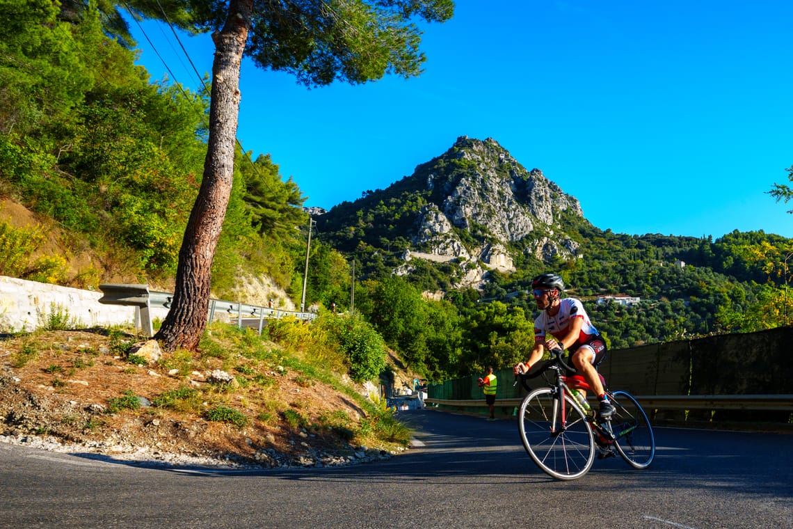 Cycliste dans la montée du col de la Madone lors de la MadRoq 2026