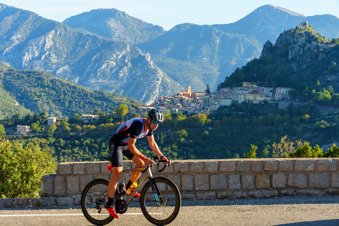 Cycliste avec Saint Agnès en toile de fond lors de la MadRoq 2026