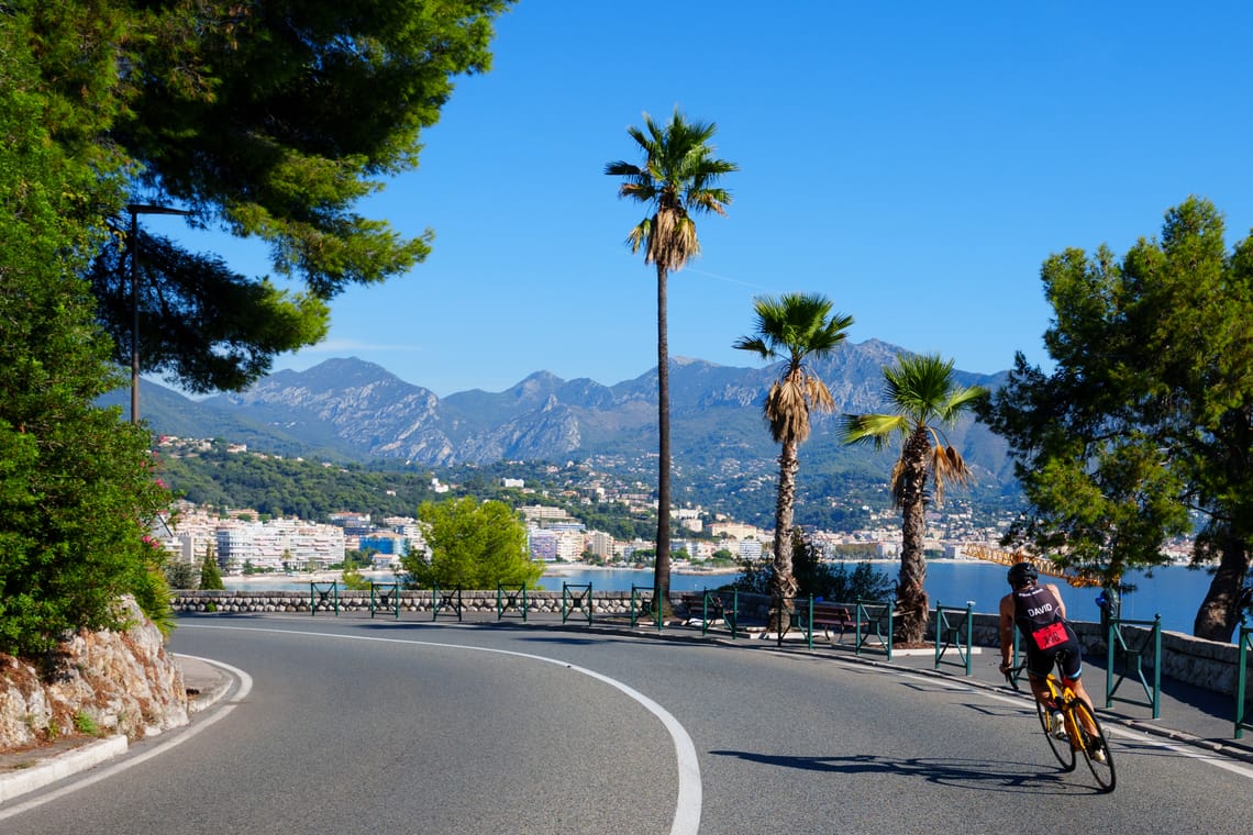 Cycliste sur la fin de la descente vers Roquebrune, lors de la MadRoq 2026