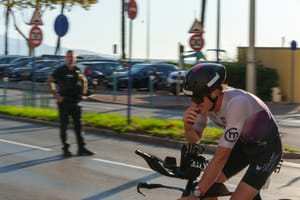 Premier cycliste au départ de la MadRoq 2025