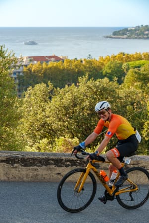 Cycliste sur la première côte la MadRoq 2025