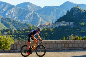 Cycliste avec Saint Agnès en toile de fond lors de la MadRoq 2026