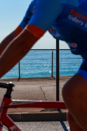 Cycliste le long de la mer lors de la MadRoq 2026